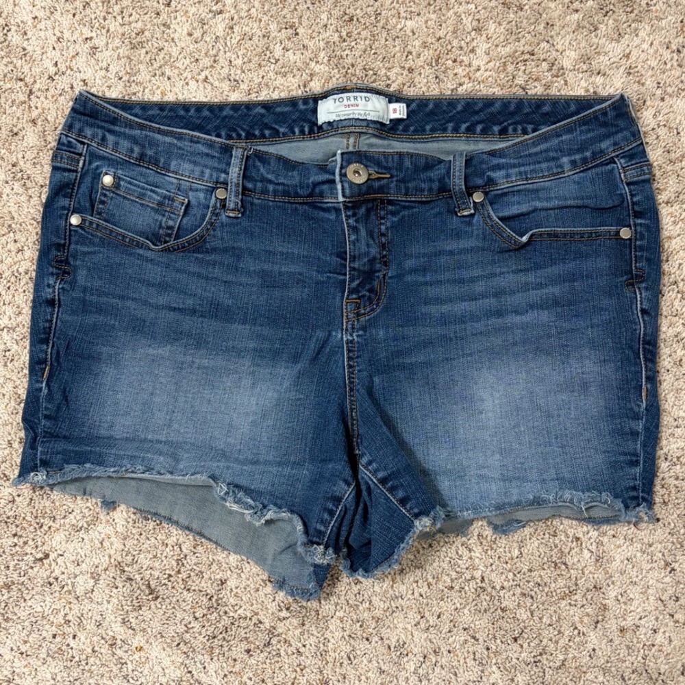 Torrid Denim Women 18 Medium Wash‎ Cut Off Frayed Hem Jean Shorts